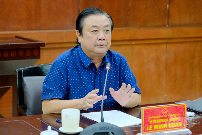 Minister Le Minh Hoan encourages the spirit of initiative, dare to think and act to improve the value of agricultural products. Photo: Bao Thang.