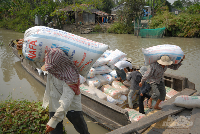 Rice-carrying boats face difficulties in travelling among localities during the social distancing. Photo: Le Hoang Vu.