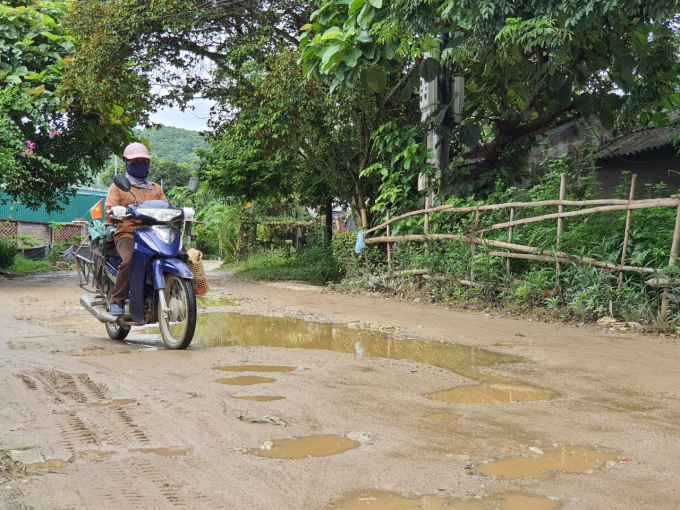 Tuyến đường liên thôn Luổng Láo 1 đi Ún Tà nhếch nhác, xuống cấp do nhà thầu thi công làm hư hỏng. Ảnh: H.Đ