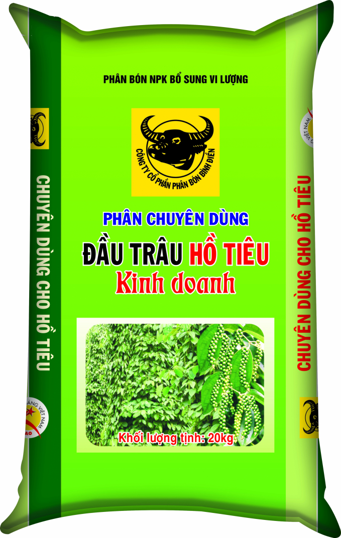 Phân bón Đầu Trâu chuyên dùng cho cây hồ tiêu do Công ty Bình Điền nghiên cứu, sản xuất. Ảnh: Hồng Huệ.