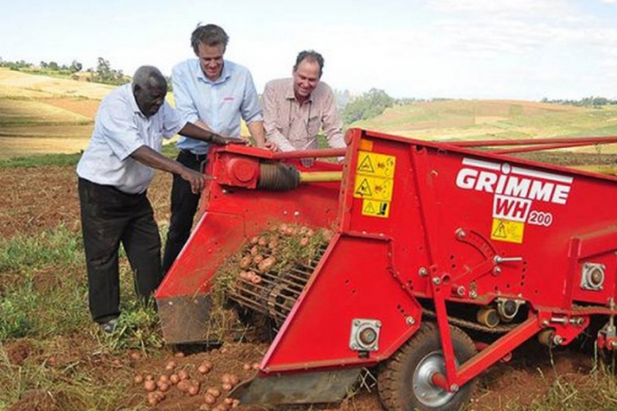 Nông dân Kenya sử dụng máy để thu hoạch khoai tây.
