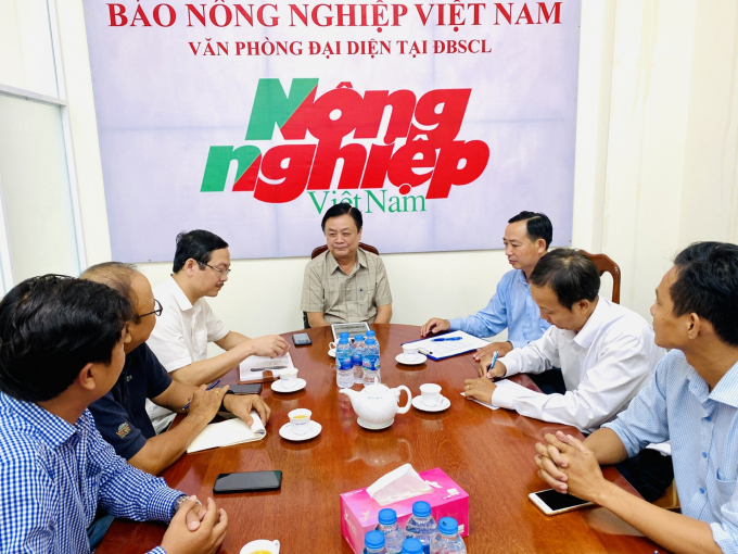 Bộ trưởng Lê Minh Hoan thăm và trò chuyện với lãnh đạo Ban Biên tập và tập thể Văn phòng ĐBSCL ngày 18/4/2021. Ảnh: Lê Hoàng Vũ.