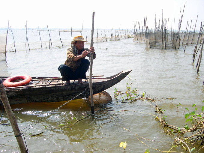 In the Long Xuyen Quadrangle, low-lying alkaline soil requires residents to find new ways to earn a living, including using natural water resources during the floating season. Photo: Le Hoang Vu. 