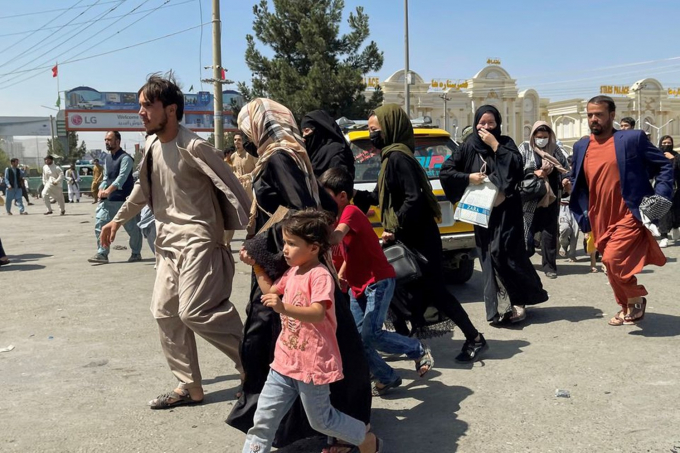 Người dân ở thủ đô Kabul, Afghanistan, đổ tới sân bay quốc tế Hamid Karza ngày 16/8, sau khi Taliban chiếm quyền kiểm soát thành phố. Ảnh: Reuters.