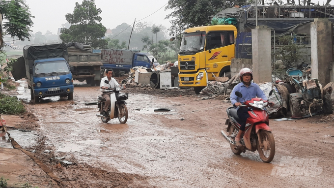 Dự án cải tạo, nâng cấp đường tỉnh 261 giúp bà con nhân dân thuận lợi hơn trong giao thương, phát triển kinh tế. Ảnh: Toán Nguyễn.