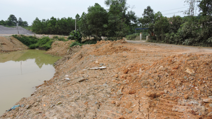 Doanh nghiệp đổ đất thải xuống vùi lấp đất nông nghiệp tại xóm Bẫu Châu, xã Lục Ba. Ảnh: Toán Nguyễn.