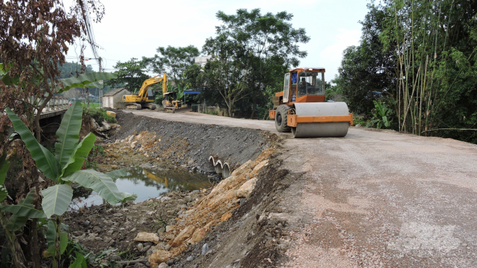 Người dân cho rằng khoảng gần một ngàn mét khối đất làm đường tạm để xây cầu Đá Đen, xã Ký Phú là đất không rõ nguồn gốc. Ảnh: Toán Nguyễn.