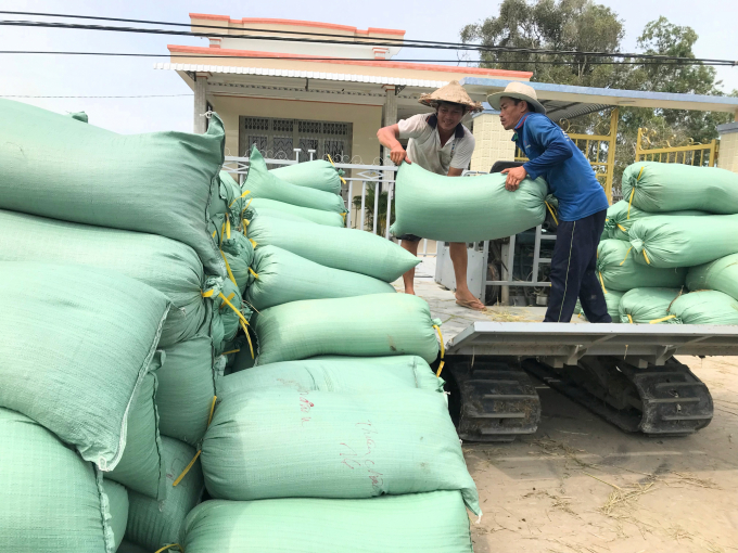 The travel fee had increased, passing through Covid-19 checkpoints had been difficult, leading to the sharp decrease in rice price, so many traders had accepted to drop the deposit. Photo: Minh Dam.
