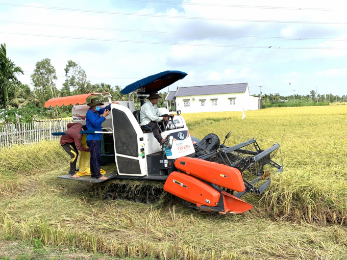 Rice harvesters are facing hardship while traveling through many provinces. Photo: Huu Duc.
