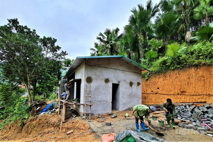 Ngôi nhà của gia đình anh Lý Văn Bính, thôn Ngẹt đang dần được hoàn thiện. Ảnh: Đào Thanh.