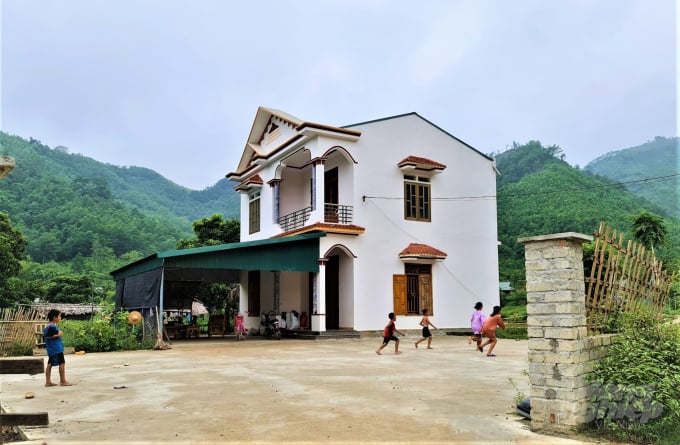 Những ngôi nhà xây kiên cố ngày càng được mọc lên nhiều hơn tại các thôn, bản của xã Phú Thịnh. Ảnh: Đào Thanh.