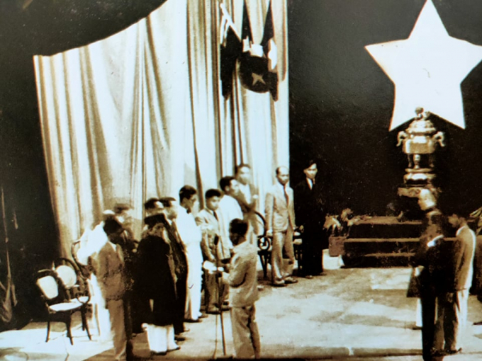 Chủ tịch Hồ Chí Minh và các thành viên Chính phủ ra mắt Quốc hội tại kỳ họp đầu tiên (2/3/1946). Ảnh: Tư liệu của Kiều Mai Sơn.