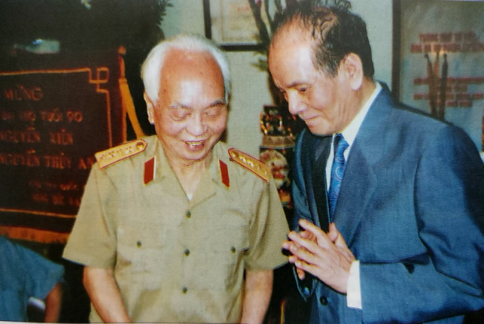 Nguyên Bộ trưởng Võ Nguyên Giáp mừng thọ nguyên Bộ trưởng Nguyễn Xiển 90 tuổi. Ảnh: Tư liệu gia đình.