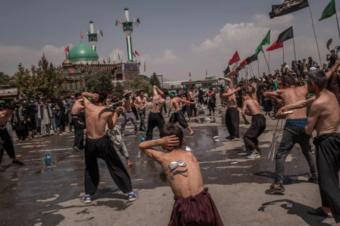 Một nhóm thanh niên thực hiện nghi lễ hành xác để tưởng niệm lễ Ashura ở Kabul ngày 19/8. Ảnh: NYTimes.
