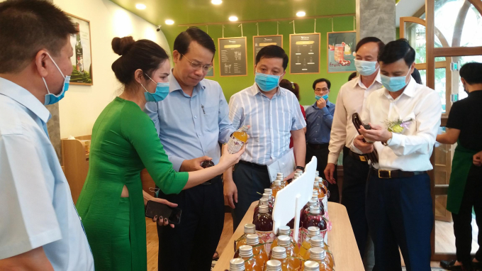 Lãnh đạo tỉnh Thái Nguyên thăm gian hàng trưng bày sản phẩm trà VKombucha Thái Nguyên. Ảnh: Nguyễn Toán.