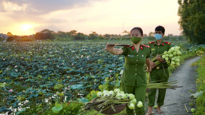 Lực lượng công an huyện Ứng Hòa hỗ trợ nông dân tiêu thụ các phẩm từ sen. Ảnh: NVCC.