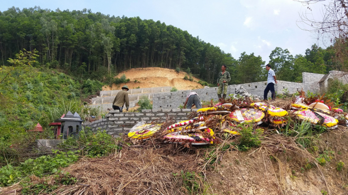 Công nhân vẫn đang thi công xây dựng  nghĩa trang gia đình. Ảnh: Đồng Văn Thưởng