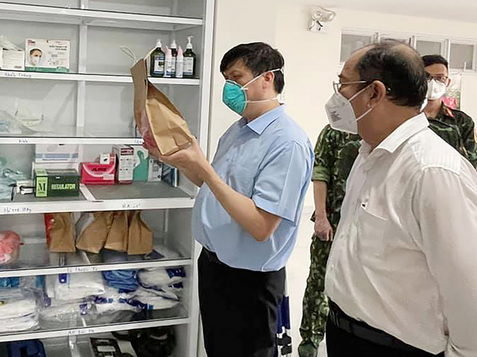 Bộ trưởng Nguyễn Thanh Long kiểm tra túi thuốc dành cho F0 điều trị tại nhà.
