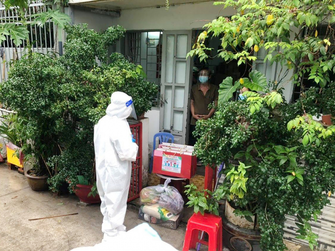 Nhân viên y tế quận Tân Bình phát thuốc tới cho F0 điều trị tại nhà.