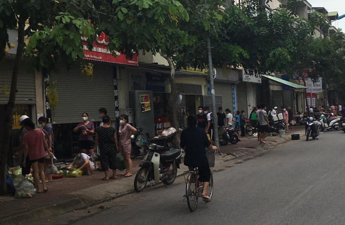 Khu chợ cóc, bán hàng rong đối diện tòa CT2 AB khu đô thị Tân Tây Đô, xã Tân Lập huyện Đan Phượng hoạt động náo nhiệt. 