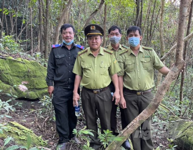 Ông Đoàn Văn Thanh (giữa, hàng đầu), Chi cục trưởng Chi cục Kiểm lâm Kiên Giang dẫn đầu đoàn công tác đi kiểm tra công tác bảo vệ rừng và truy quét chống lấn chiếm đất rừng tại Vườn quốc gia Phú Quốc. Ảnh: HH.