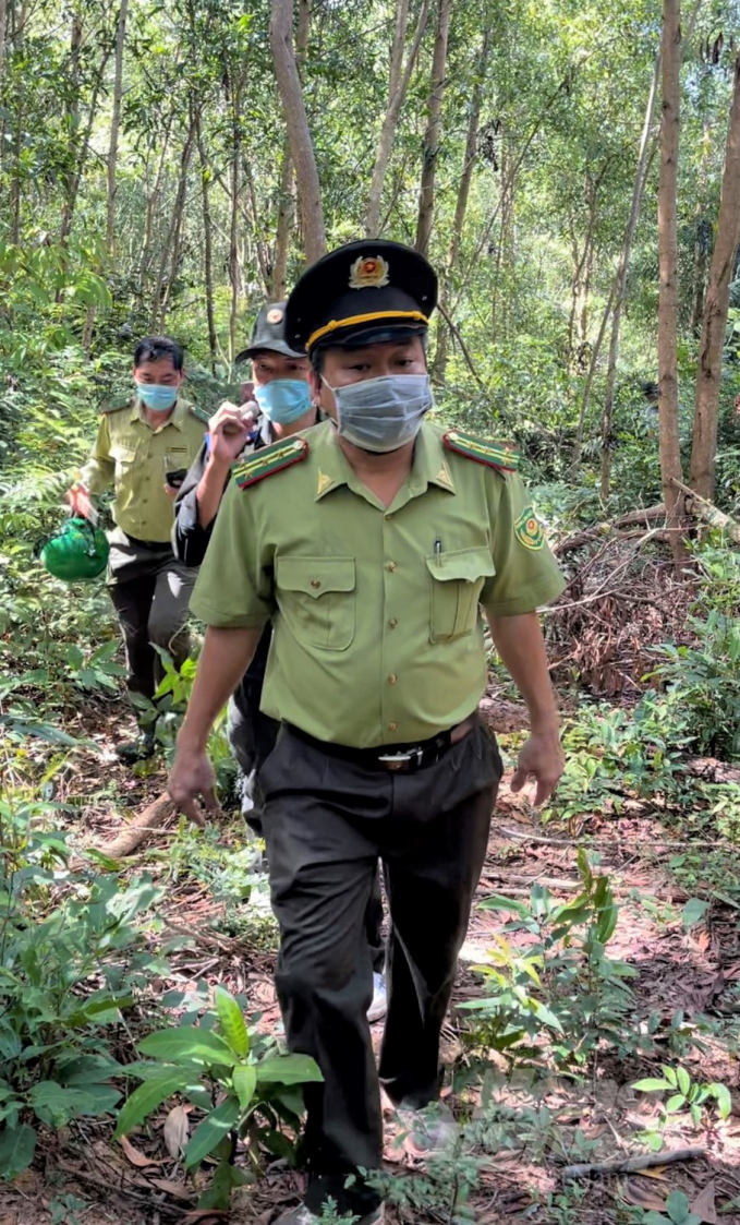 Ông Đoàn Văn Thanh, Chi cục trưởng Chi cục Kiểm lâm Kiên Giang dẫn đầu đoàn công tác đi kiểm tra công tác bảo vệ rừng và truy quét chống lấn chiếm đất rừng tại Vườn quốc gia Phú Quốc. Ảnh: HH.