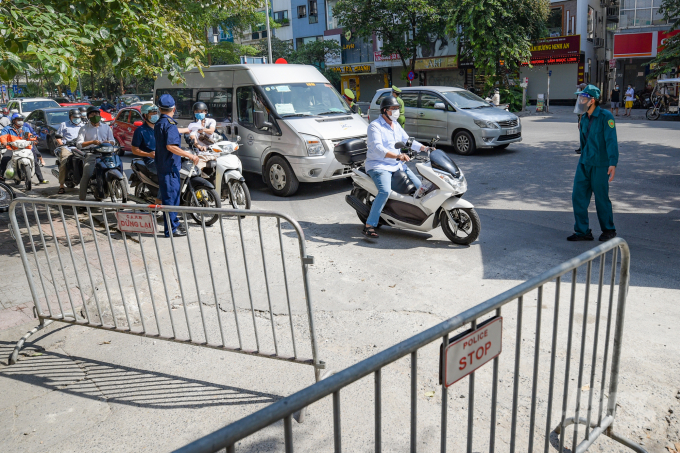 Hà Nội tiếp tục kéo dài thời gian giãn cách xã hội để chống dịch Covid-19 tới ngày 21/9. Ảnh: Tùng Đinh.