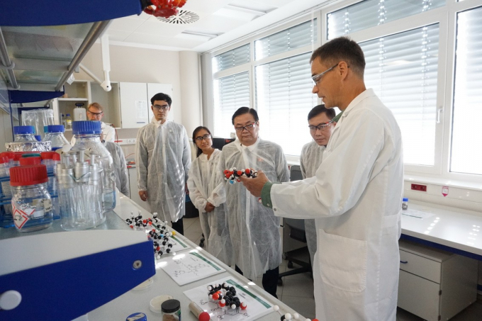 Minister Le Minh Hoan visits the BIOMIN Research Center in the Republic of Austria. Photo: TT.