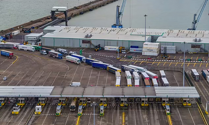 Xe container xếp hàng dài để rời cảng Dover.