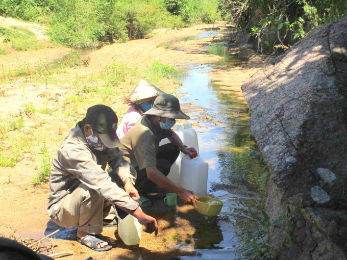 Đến mùa khô, người dân xã Canh Hòa (huyện Vân Canh, Bình Định) phải ra những con suối nhỏ múc nước sinh hoạt. Ảnh: Vũ Đình Thung.