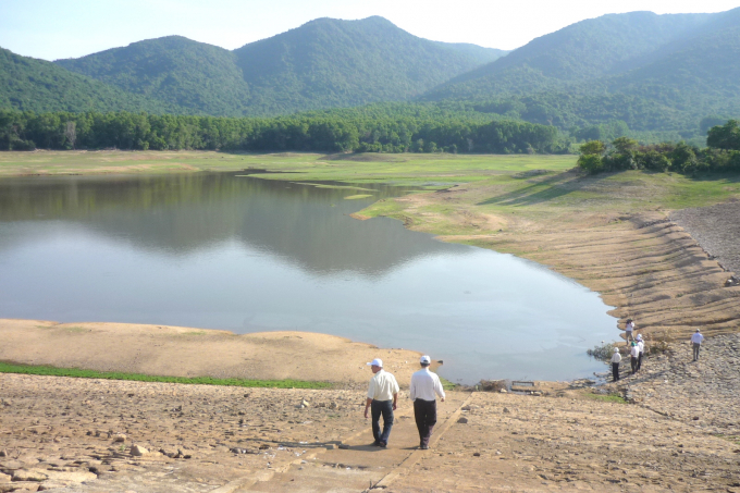 Vào mùa khô, nhiều hồ chứa nhỏ ở Bình Định thường xuyên cạn kiệt nước. Ảnh: Vũ Đình Thung.