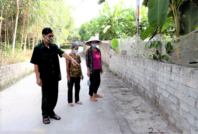 Người dân xã Đạo Trù, huyện Tam Đảo tích cực hiến đất, góp công xây dựng cống rãnh thoát nước thải. Ảnh: Hồng Yến.