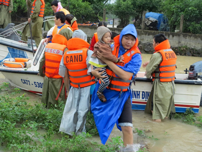 Đến mùa bão lũ Bình Định phải di dời hàng ngàn hộ dân ở vùng nguy hiểm đến nơi an toàn. Ảnh: T.Sỹ