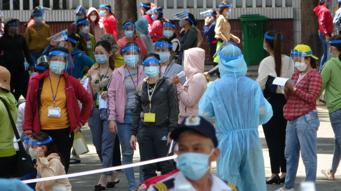 Người người lao động tại Công ty TNHH Pouchen Việt Nam chờ làm xét nghiệm Covid-19.