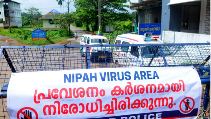Giới chức Ấn Độ phong tỏa khu dân cư, nơi phát hiện ca nhiễm virus Nipah tử vong hôm 5/9 tại bang Kerala. Ảnh: C. K Thanseer