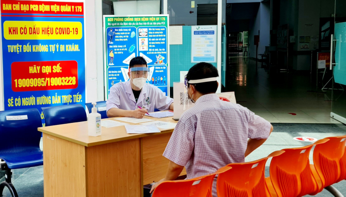 Bệnh nhân khai báo y tế trước khi vào điều tri tại Trung tâm Chẩn đoán & Điều trị Ung bướu (Bệnh viện Quân y 175 – Bộ Quốc Phòng). Ảnh: Bệnh viện cung cấp.