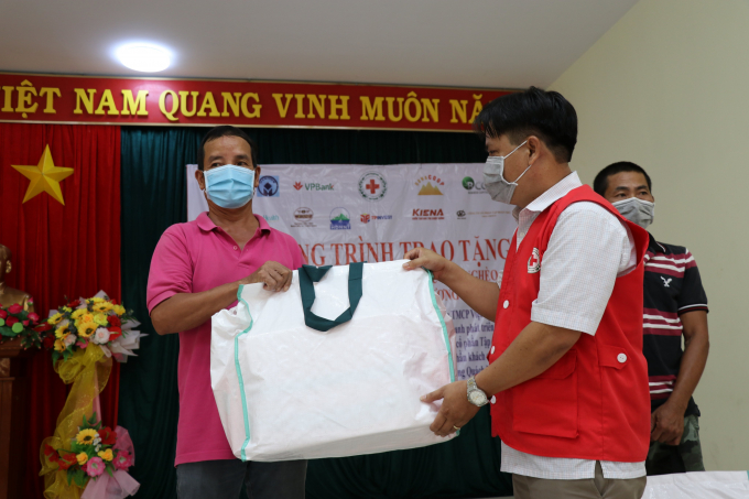Đây là phần quà thiết thực hỗ trợ cho ngư dân ven biển Phú Yên và các tỉnh miền Trung trước mùa mưa bão 2021. Ảnh: MHN.