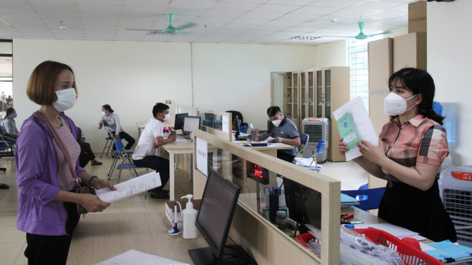 Cán bộ Trung tâm Dịch vụ việc làm tỉnh bắc Giang hướng dẫn người lao động làm thủ tục đề nghị hưởng trợ cấp thất nghiệp. Ảnh minh họa.