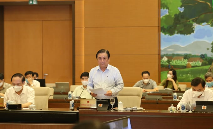 Bộ trưởng Bộ NN-PTNT Lê Minh Hoan thay mặt Chính phủ báo cáo Ủy ban Thường vụ Quốc hội một số nội dung về Đề án Đảm bảo an ninh nguồn nước và an toàn đập, hồ chứa nước giai đoạn 2021-2030, tầm nhìn đến 2045. Ảnh: Minh Phúc.