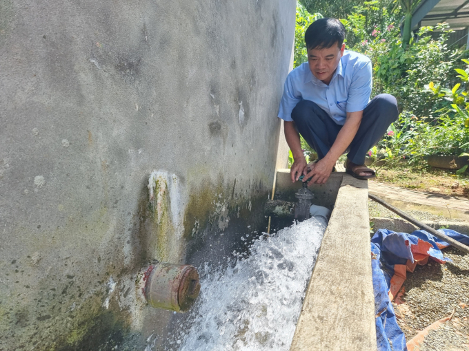 Ông Lê Văn Hồng, Giám đốc Công ty TNHH Thương mại và dịch vụ nước sạch Phú Xuyên đang kiểm tra chất lượng nước tại bể đầu vào. Ảnh: Toán Nguyễn.