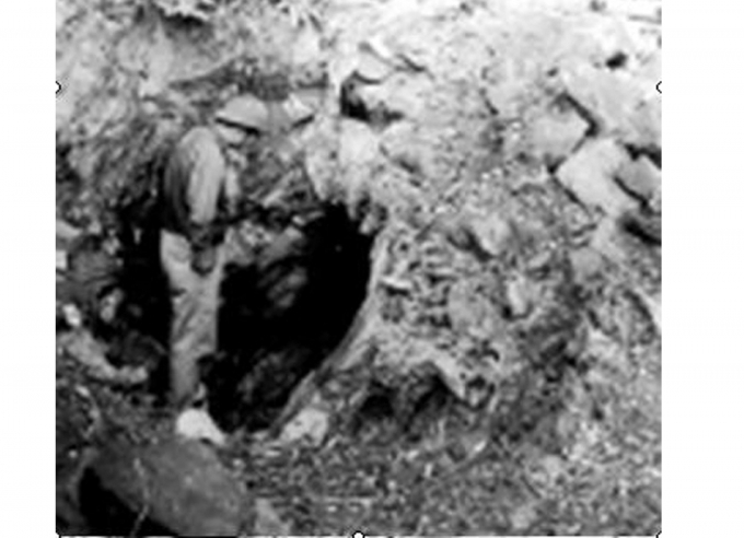Tác giả trước một cửa hang vàng đã bị bỏ hoang (năm 2000). Ảnh: H.L.