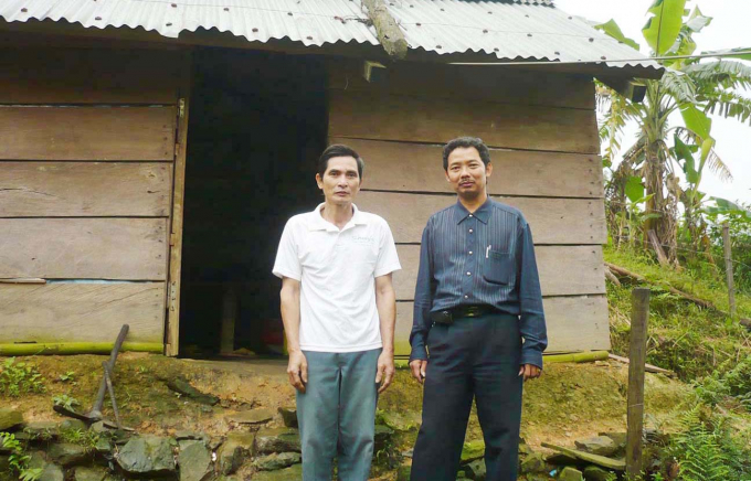 Tác giả và Nguyễn Hồng Công (bên trái) trước ngôi lán tại vùng núi đào vàng. Ảnh: H.L.