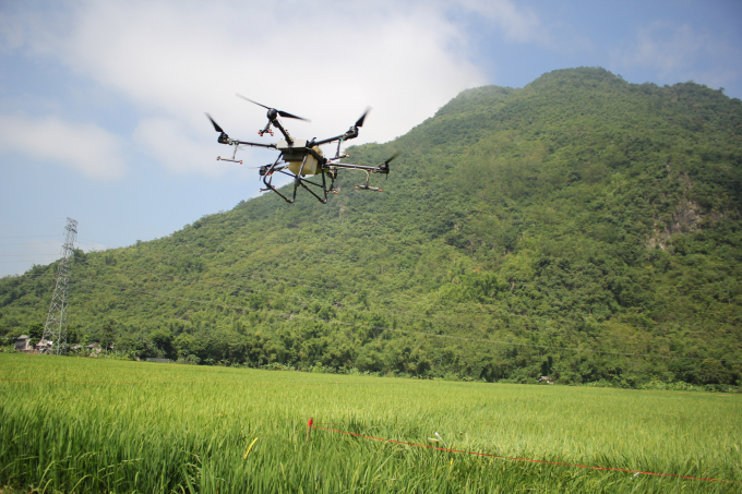 Việc sử dụng Drone phun thuốc BVTV còn rất nhiều vấn đề phải nghiên cứu, đánh giá sâu cả về kỹ thuật, hiệu quả sử dụng, hiệu quả kinh tế và hướng dẫn sử dụng an toàn. Ảnh: Trung Quân.