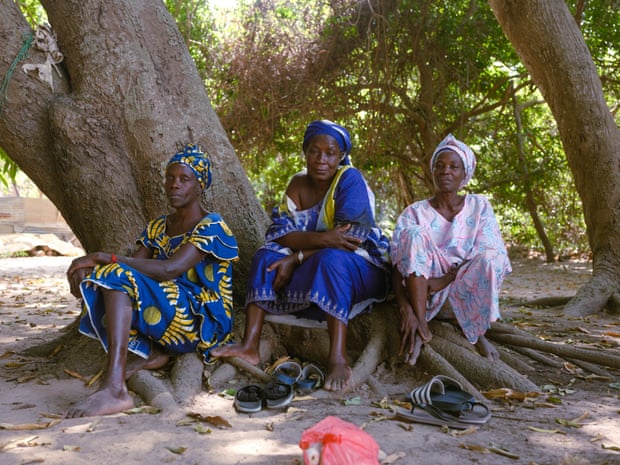 Phụ nữ trong ngôi làng của Sonko sinh sống phải làm việc tới 12 tiếng mỗi ngày.
