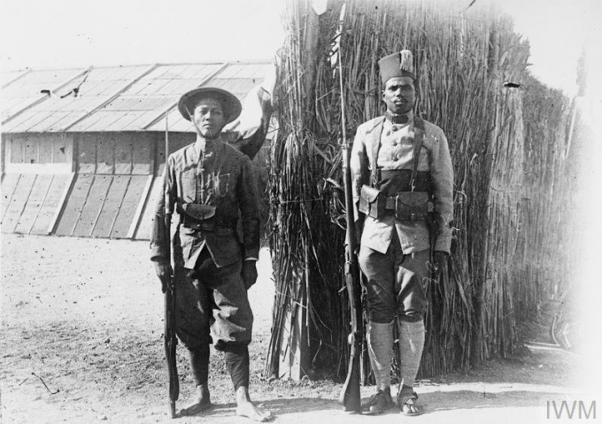 Hai viên lính An Nam và Madagasca ở Zeitenlik (Salonika thuộc Pháp) tháng 7/1917. Ảnh: TL.