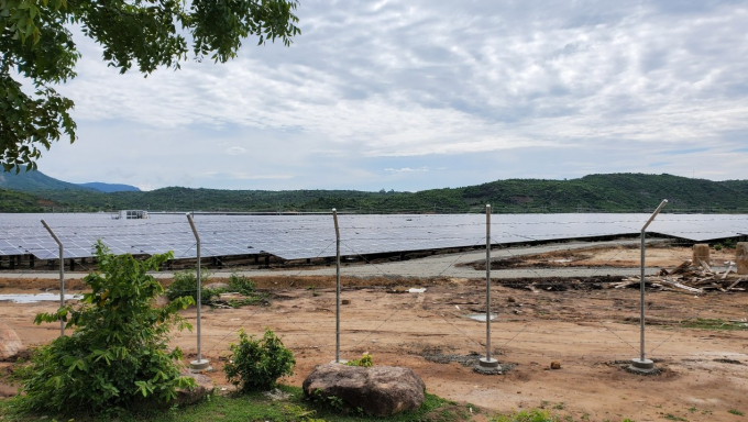 Cận cảnh dự án điện mặt trời trong lòng hồ Sông Trâu. Ảnh: PV.