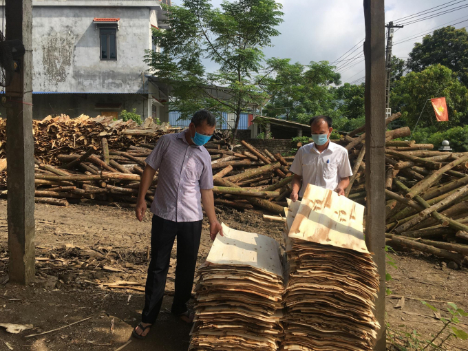 Các sản phẩm tại xưởng sản xuất gỗ của ông Huấn luôn đảm bảo đúng tiêu chuẩn, đúng yêu cầu kỹ thuật để giữ uy tín với bạn hàng gần xa. Ảnh: Huy Bình.