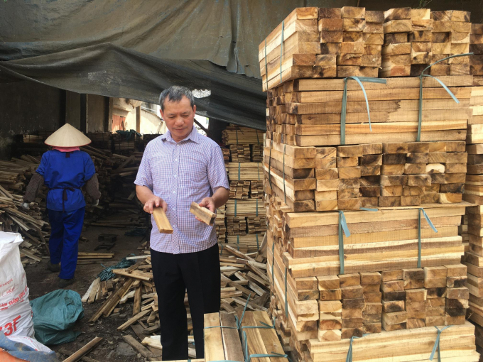 Từ cây gỗ tròn ban đầu, ông Huấn chế thành nhiều sản phẩm, tránh lãng phí và tận thu được hết các thành phẩn, kể cả phế liệu từ gỗ, góp phần tạo ra việc làm, tăng thu nhập ổn định cho gia đình. Ảnh: Huy Bình.