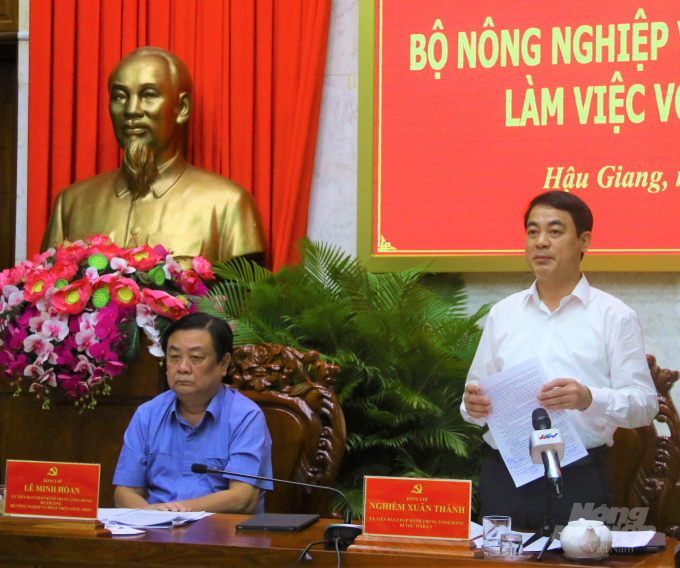 Bộ trưởng Lê Minh Hoan (trái) làm việc với lãnh đạo tỉnh Hậu Giang về tình hình phát triển sản xuất nông nghiệp. Ảnh: Trung Chánh.