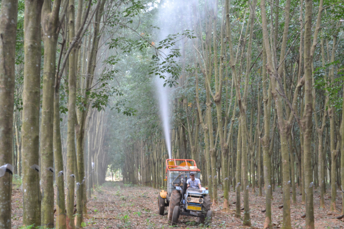 Máy có khả năng phun cao, phun xa... cơ động trên mọi địa hình. Ảnh: Trần Trung.